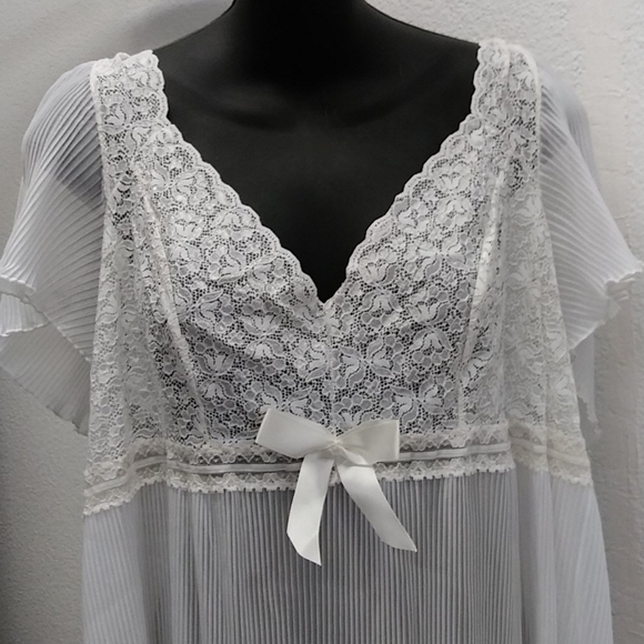 Lingerie - Picture 2 of 8